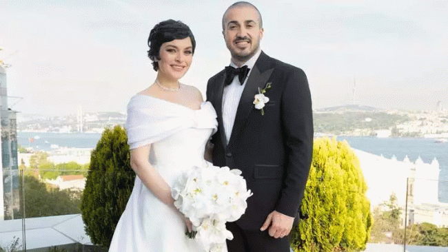 Ezgi Mola hamile olduğunu duyurdu